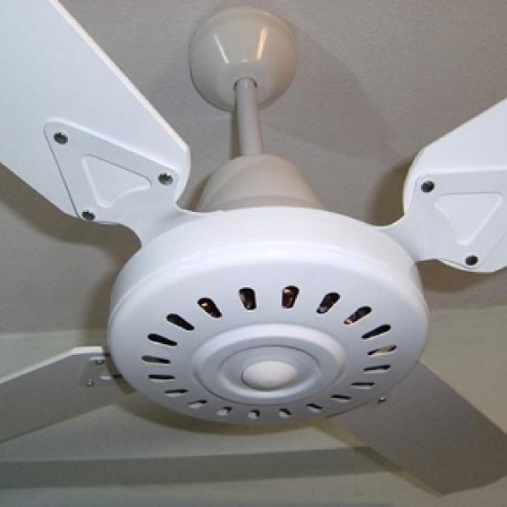 ventilador-de-techo-blanco-con-palas-de-madera-blancas